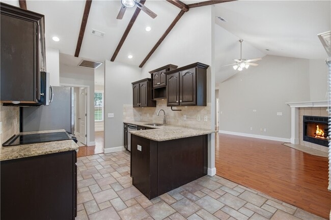 Building Photo - 305 NW Palomino St