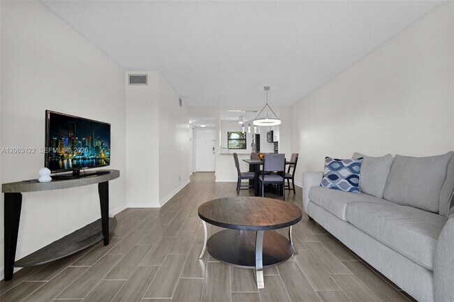 Building Photo - 7142 Golf Colony Ct