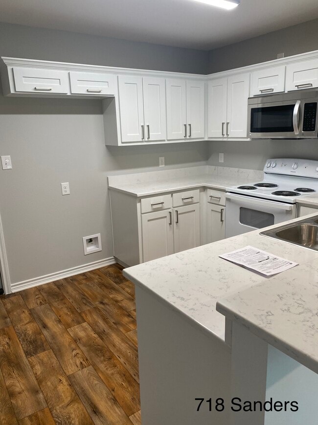 Building Photo - 718 S Sanders St