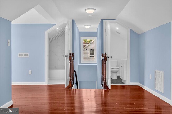 Building Photo - 202 Oak St