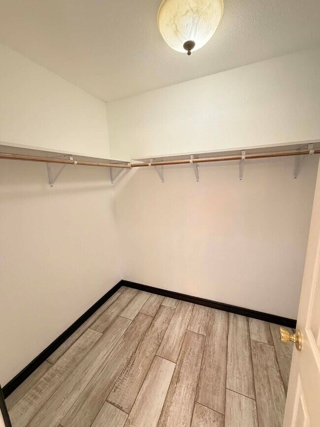 Building Photo - Beautiful Executive 3bd/2bath home in Joplin with fenced in yard / 2 car garage  and sunroom!!