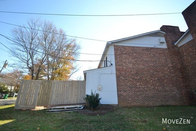 Building Photo - 1422 Delane Ave