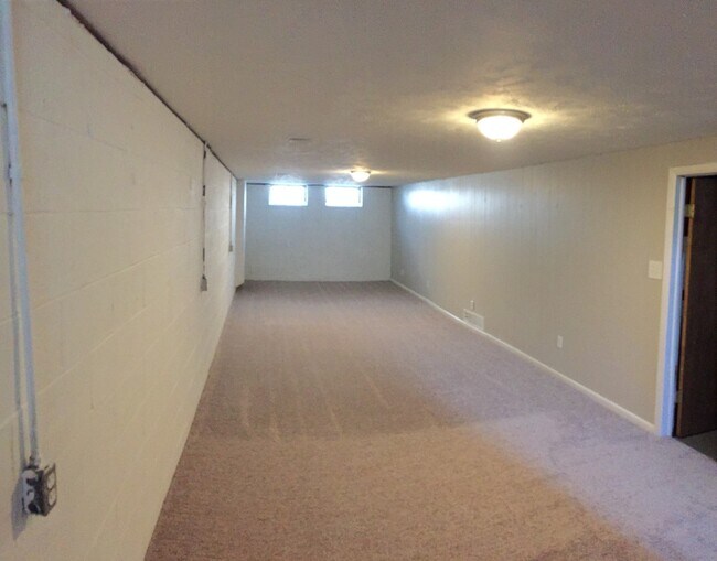 Building Photo - Beautiful 3-Bedroom Ranch available for im...