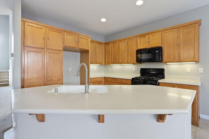 Building Photo - 353 Rosebriar Pl