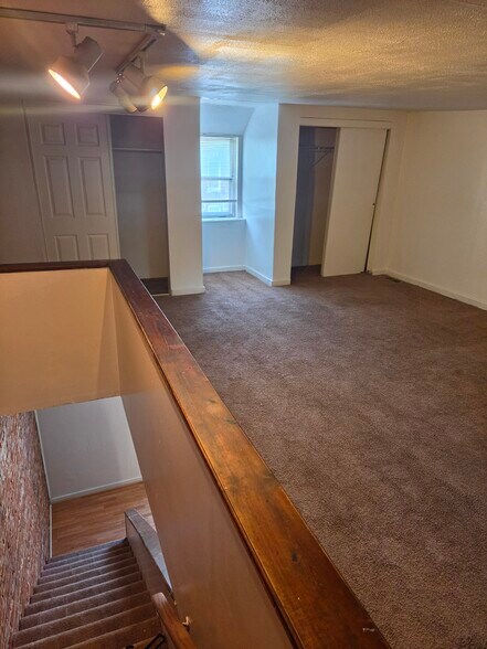 Building Photo - 2104 Chippewa St