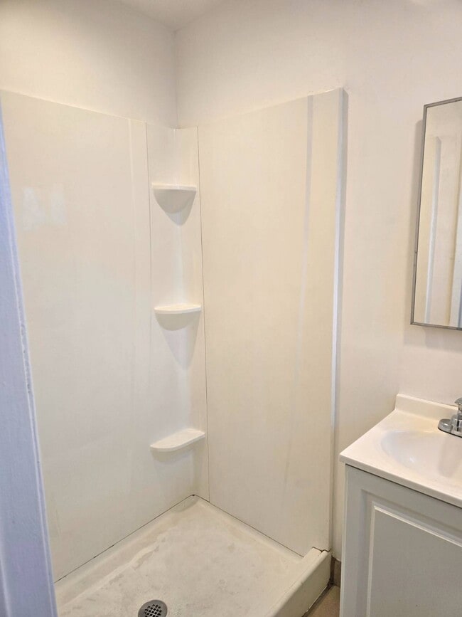 Building Photo - 13801 S Vermont Ave