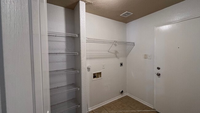 Building Photo - * Make this spacious home in Helotes off B...