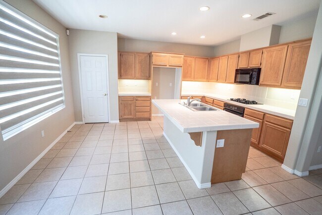 Building Photo - 4 Bedroom Home for Rent in Camarillo!