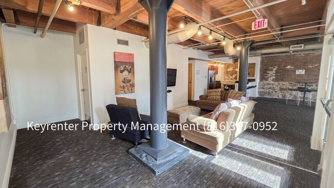 Building Photo - Cozy Downtown Studio | Heart of the City