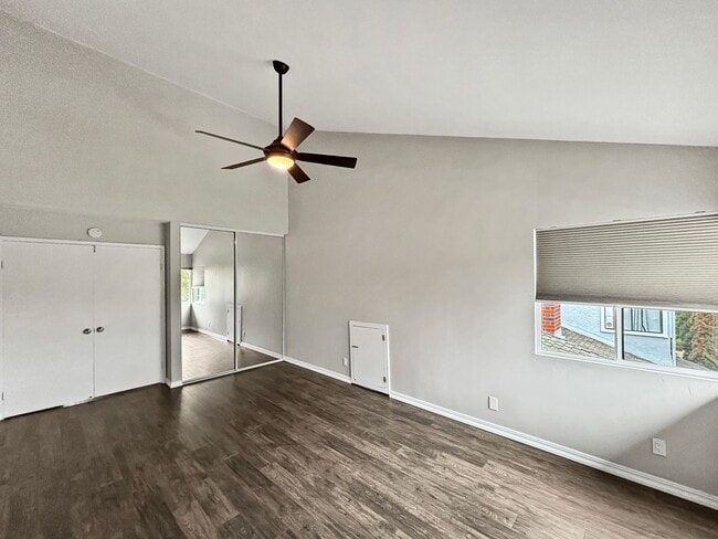 Building Photo - Spacious 3BD/2.5BA Townhouse in La Jolla W...
