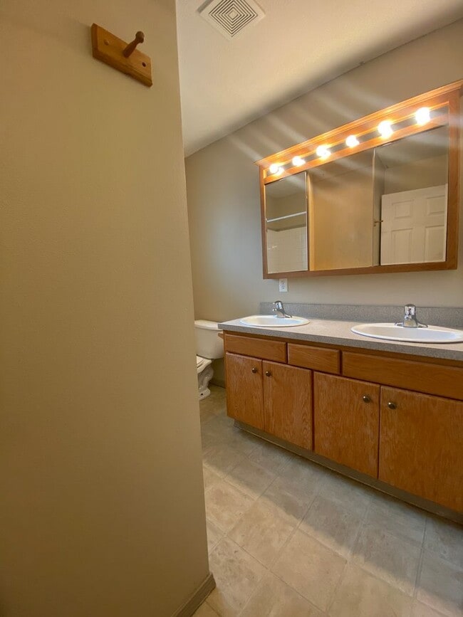 Building Photo - Upper unit-3 bed /2 bath triplex Cheney