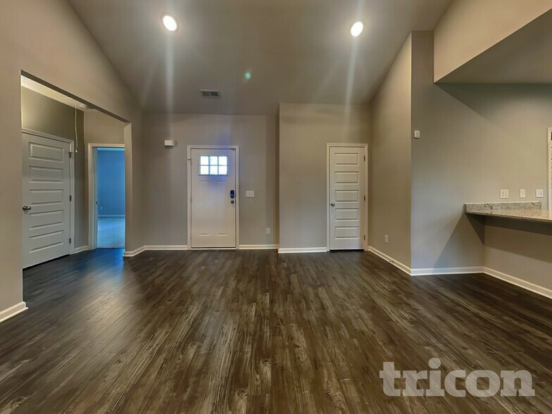 Building Photo - 1008 Cyril Dr