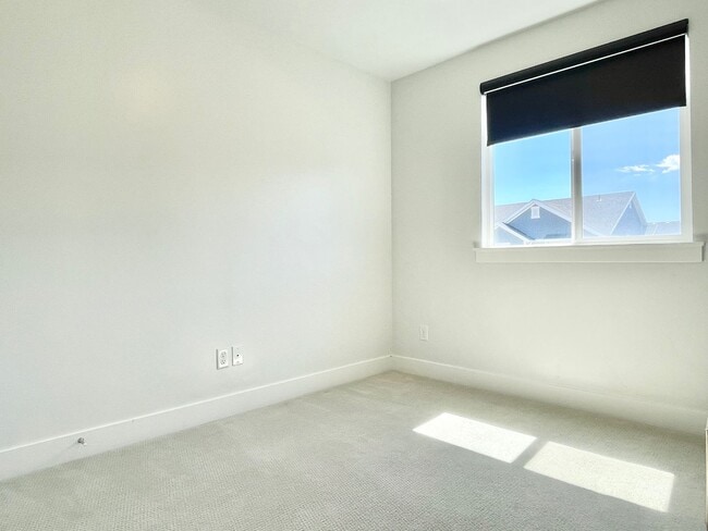 Building Photo - Modern Townhome at North Pointe Village!