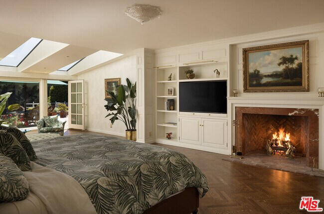 Building Photo - 10030 Toluca Lake Ave
