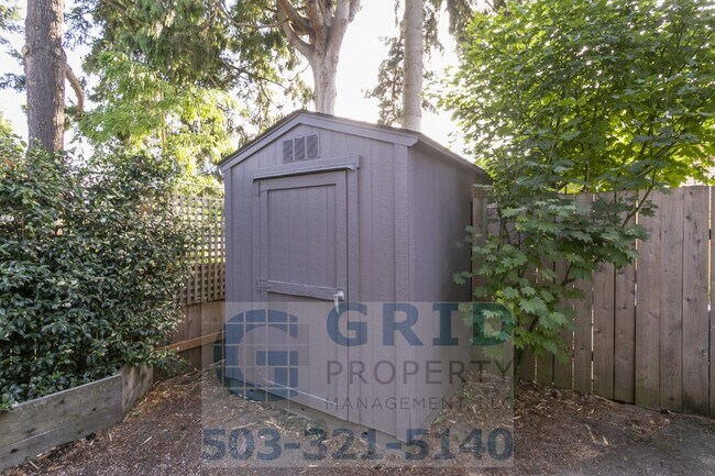 Building Photo - GPM648 - SE Stark St (T1)