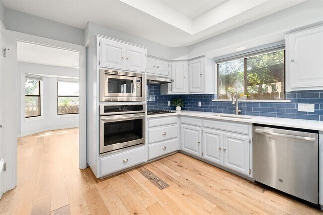 Building Photo - 1215 Robin Trail