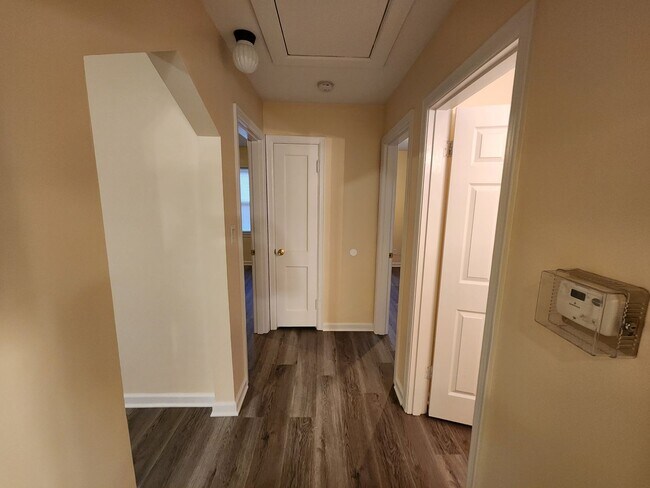 Building Photo - Adorable 2 bedroom with updates and washer/dryer hook-ups