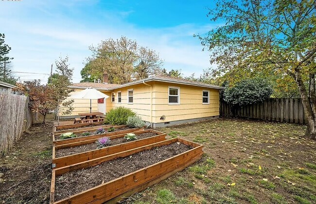 Building Photo - 9812 SE Reedway St