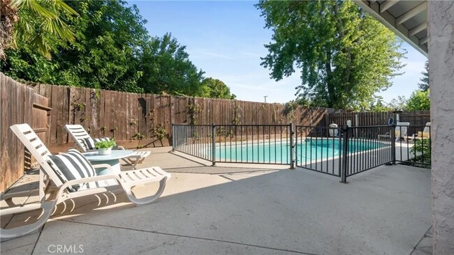 Building Photo - Relax by the Pool!