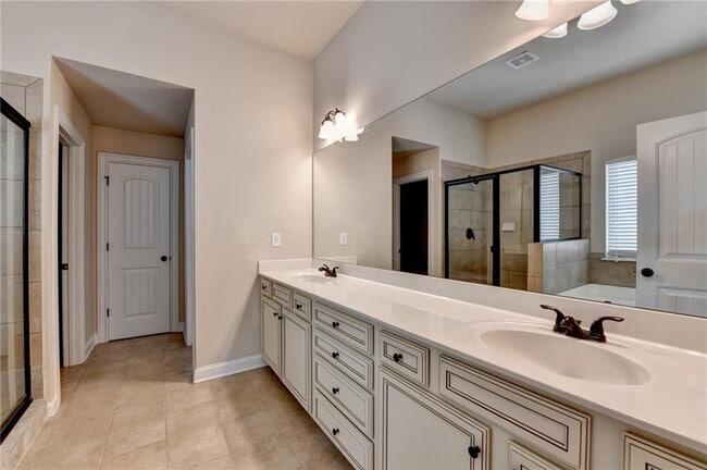 Building Photo - 2930 Blake Towers Ln