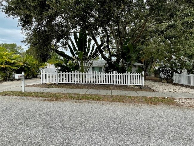 Building Photo - 2159 Bougainvillea St