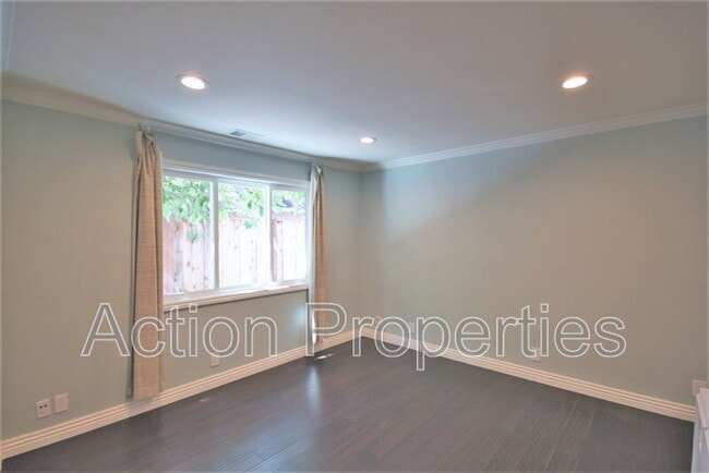 Building Photo - 1074 Highlands Cir