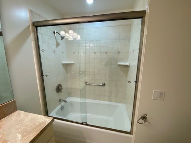 Building Photo - 701 Pine St