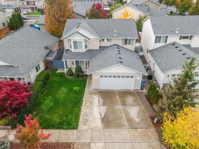 Building Photo - 4 Bedroom 2.5 Bath Home Recently Updated with Modern Finishes