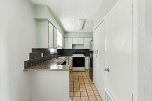 Building Photo - 923 Vance Jackson Rd