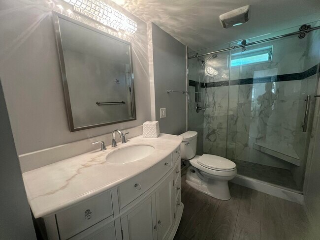 Building Photo - 2615 NE 3rd Ct