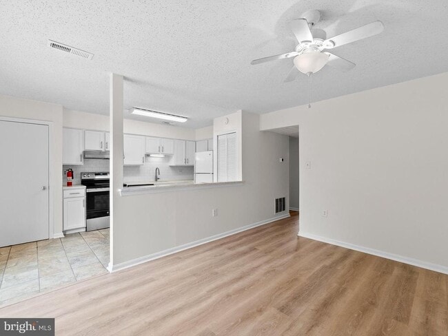 Building Photo - 2178 Mager Dr
