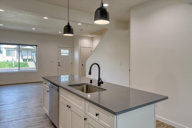 Building Photo - E. 7th Duplex