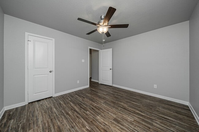 Building Photo - 521 Fallbrook Dr