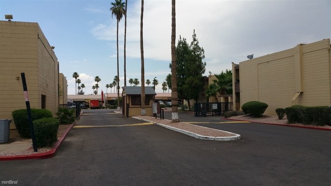 Building Photo - 6529 W Glendale Ave