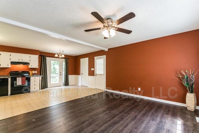 Building Photo - 663 Raymond Dr