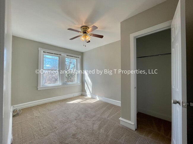 Building Photo - Updated Townhouse in trending location!