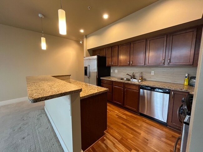 Building Photo - Beautiful 1 bedroom home at The Drake in B...