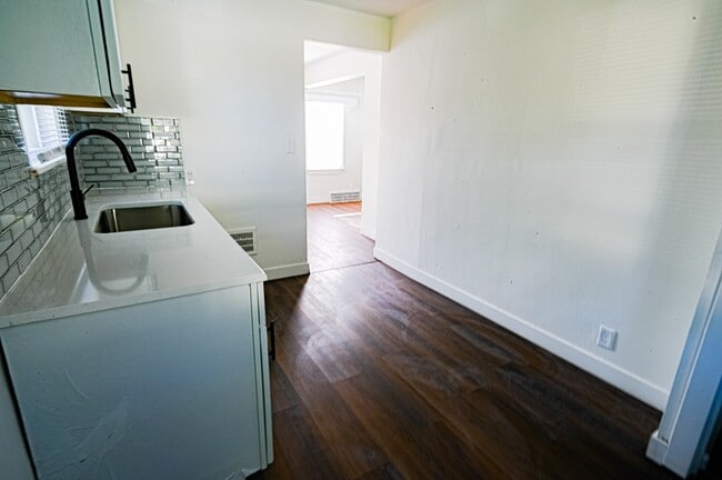 Building Photo - 15829 Minock St