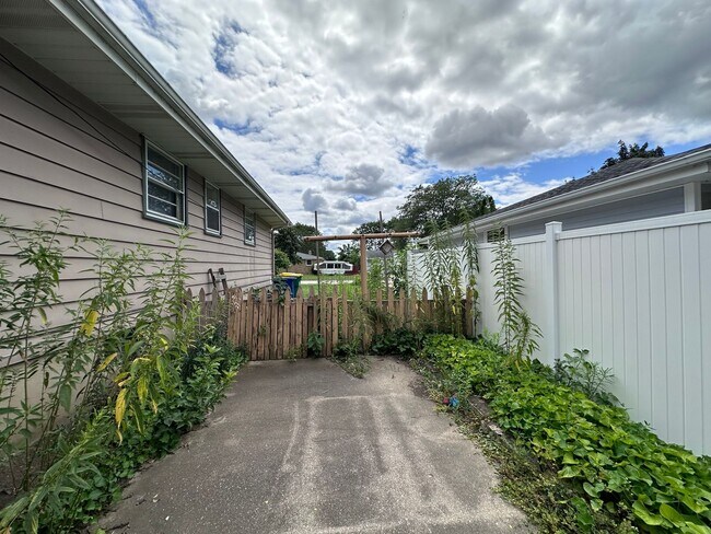 Building Photo - 490 St Bernard Dr