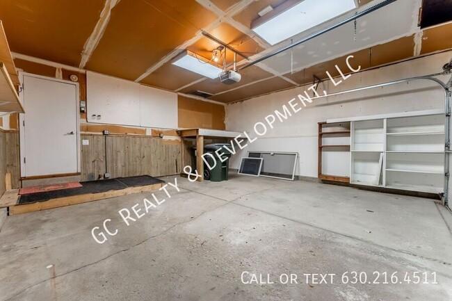 Building Photo - ***  SCHOOL DISTRICT 73 / 4 BDRM + DEN / 2...