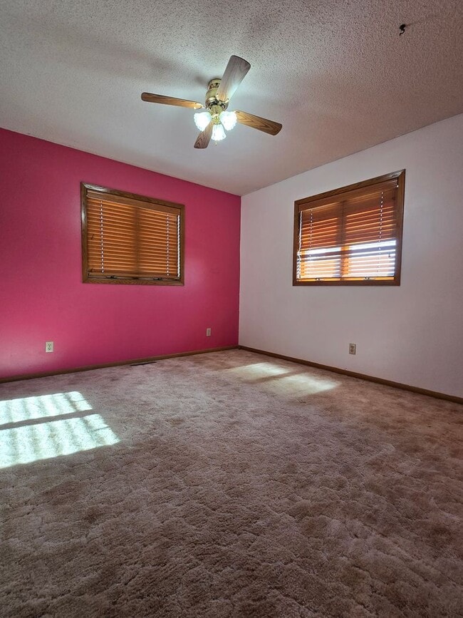 Building Photo - Spacious 3 Bedroom 2 Bath Home