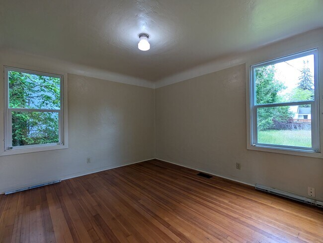 Building Photo - Great 2 bed/1 bath with tons of character!