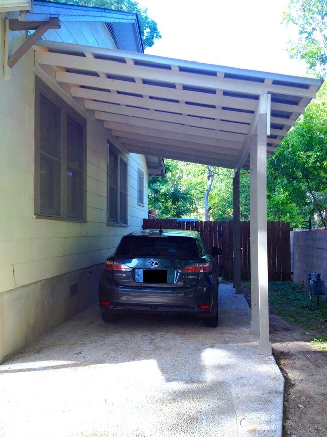 Building Photo - Charming Hyde Park Bungalow with Modern Co...