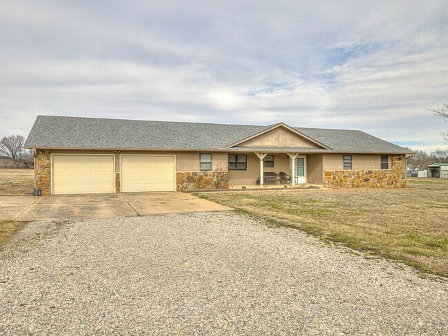 Building Photo - Beautiful 3 bedroom home in the heart of Coweta!