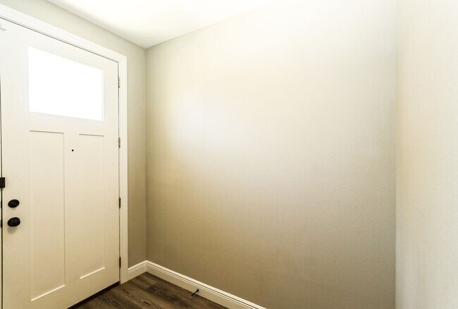 Building Photo - 3 Bed 3 Bath with rooftop Deck!