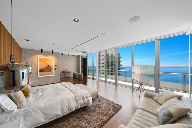 Building Photo - 1300 Brickell Bay Dr