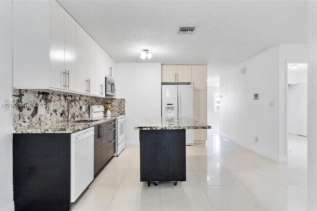 Building Photo - 11465 NW 88th Ct