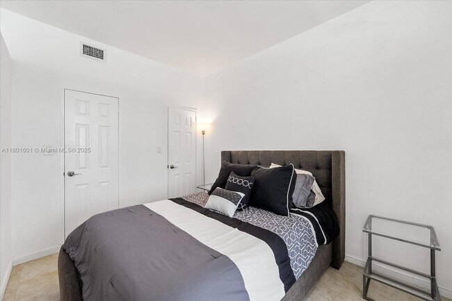 Building Photo - 4925 Collins Ave