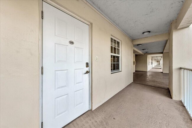 Building Photo - 3520 Oaks Way