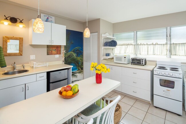 Building Photo - Fully furnished beach-side studio includes...